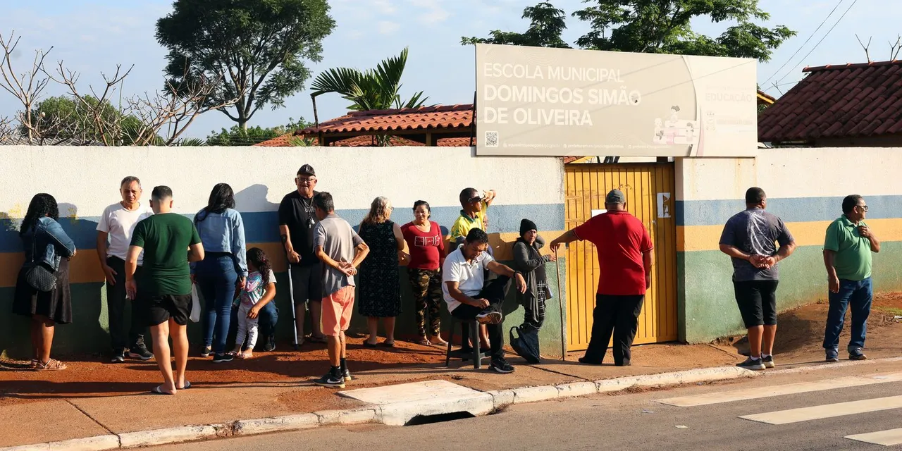 Analfabetos e ex-alunos votam sob emoção em escola que já foi curral